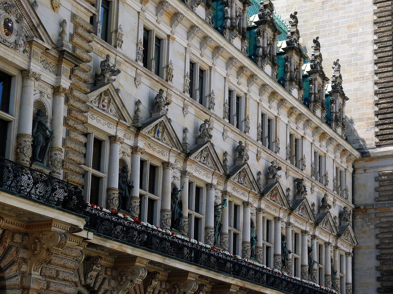Détail d’architecture d’une mairie française — frontispice et drapeau tricolore.