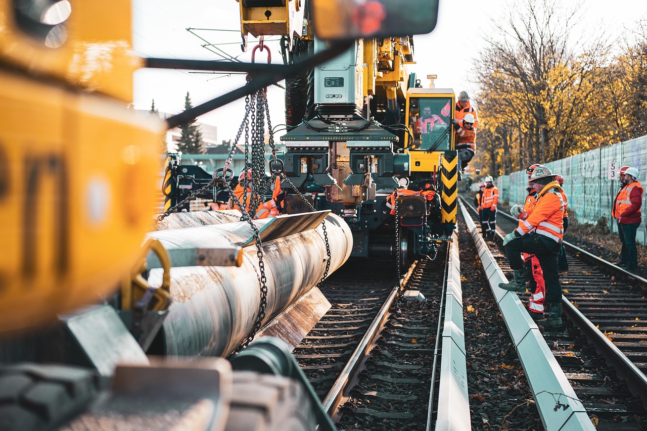 Travaux de voirie en zone résidentielle française — engins, balisage et palissade.